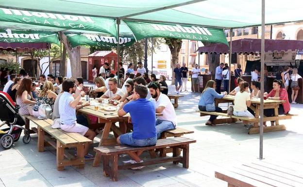 Público disfrutando de la Feria de la Tapa.