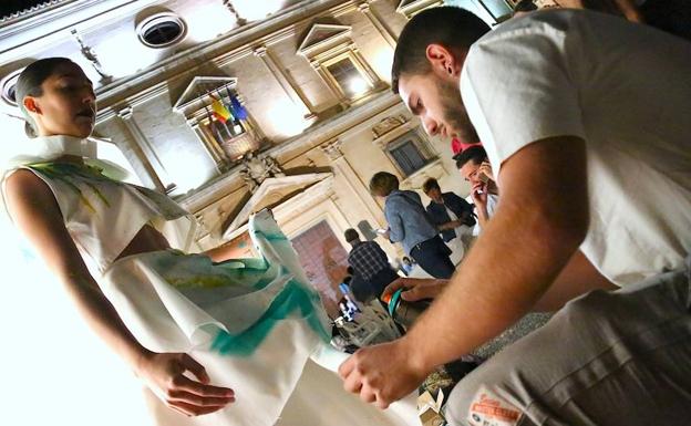 Uno de los grafiteros en pleno proceso sobre un diseño de Laura González.