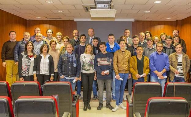 Foto de familia tras la entrega de diplomas./SAFA