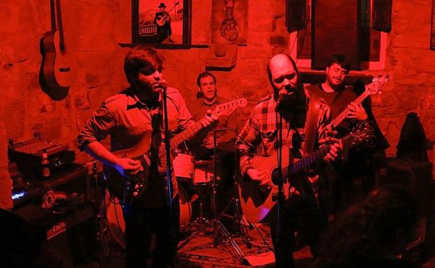 El Osombroso y Sonriente Folk de las Badlands en el Café Número 31./ROMÁN