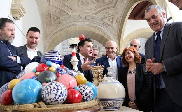Visita al stand de Juan Pablo 'Tito' en el Hospital de Santiago./ROMÁN