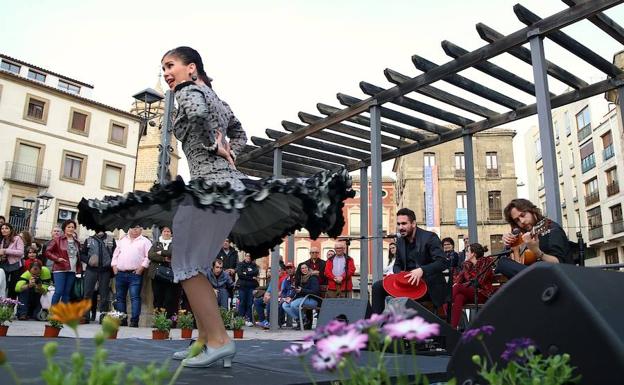 La bailaora Cynthia Cano, el guitarrista Luis Medina y el cantaor Rafa del Calli./ROMÁN