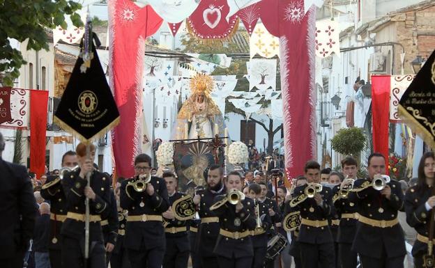 Procesión por la calle Valencia./ROMÃN