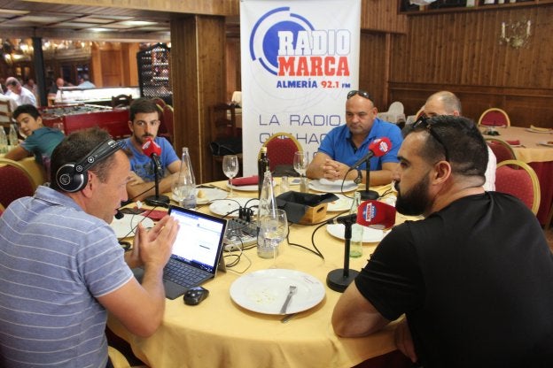 Los miembros de la Tertulia del Minuto 92, durante el programa en Lamarca Gregorio Marañón./