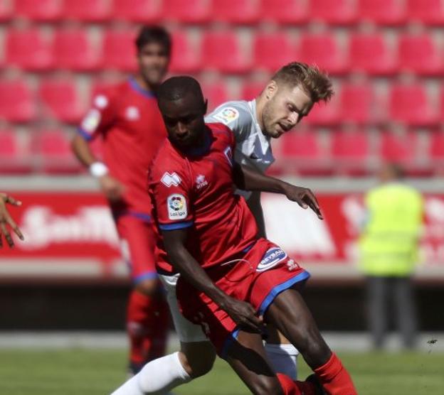 Mandi intenta quitarle el balón a un Diamanka que se lució ante su exequipo.