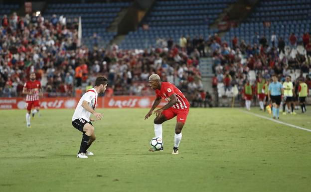 El Almería da los golpes cuando el partido lo precisa