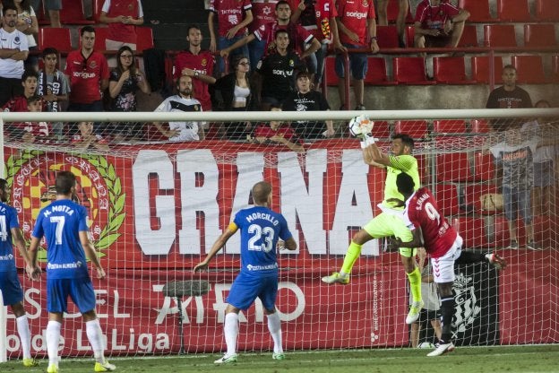 René, que ataja en balón en Tarragona, ha jugado los 540 minutos de competición./AGENCIA LOF