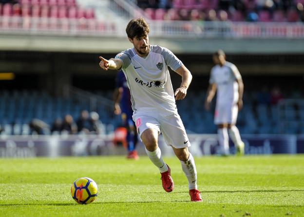 José Ángel Pozo señala al frente; no cabe otra dirección para el partido del sábado frente al Córdoba./AGENCIA LOF
