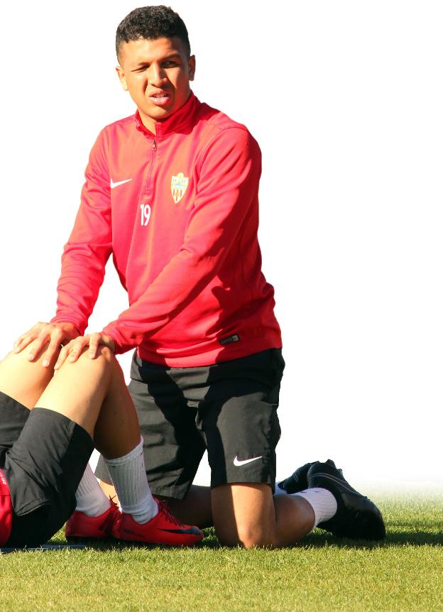 Hicham se lesionó ante el Real Zaragoza, en el primer partido de Lucas Alcaraz en el Mediterráneo en esta nueva etapa del preparador granadino./AGUILERA