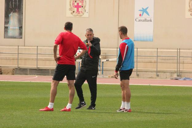 Lucas Alcaraz dialoga con Pablo Caballero en presencia de Rubén Alcaraz, dos jugadores que pueden ser importantes en Valladolid. /J. J. A.