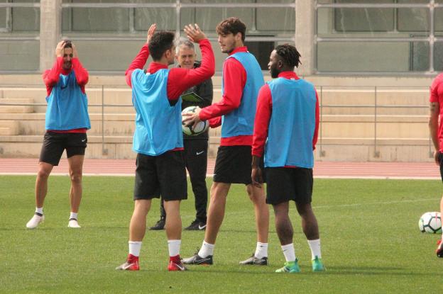 Lucas Alcaraz, entrenador de la UDA, observa a sus jugadores en un entrenamiento./AGUILERA