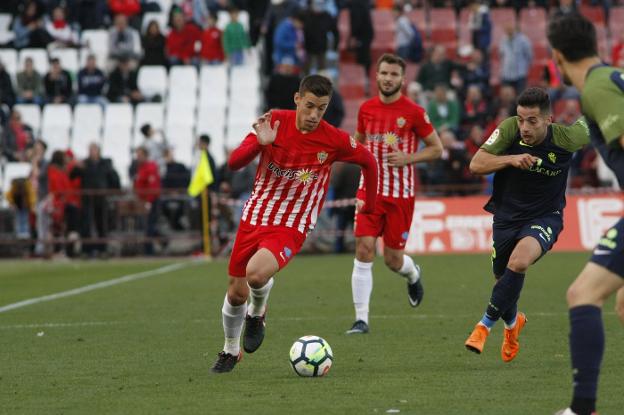 Rubén Alcaraz conduce el balón perseguido por Jony./JOSÉ LUIS MATARÍN