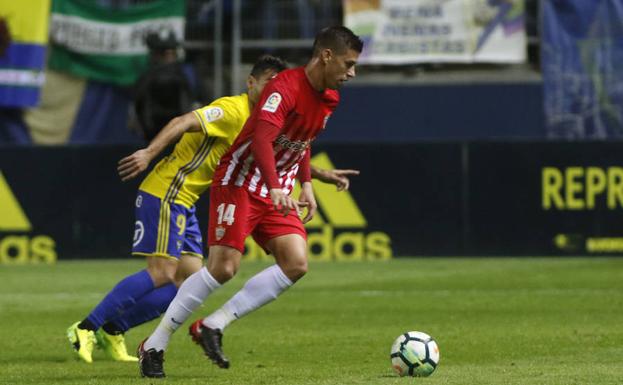 El Almería encuentra cura en Cádiz