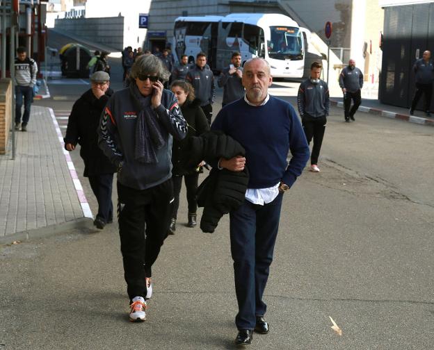 El buen trabajo de Enrique Martín, izquierda, ha sido clave para remontar el vuelo del equipo./IDEAL