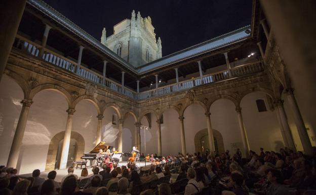 El Patio de los Mármoles del Hospital Real, sede del Rectorado de la UGR, anoche durante el recital del Cuarteto Bretón.