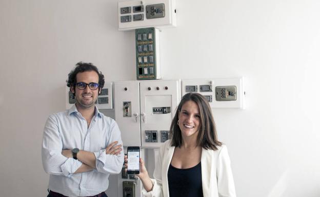 Ángel Hernández, fundador de Chatbot Chocolate, y Patricia Durán, responsable de comunicación.