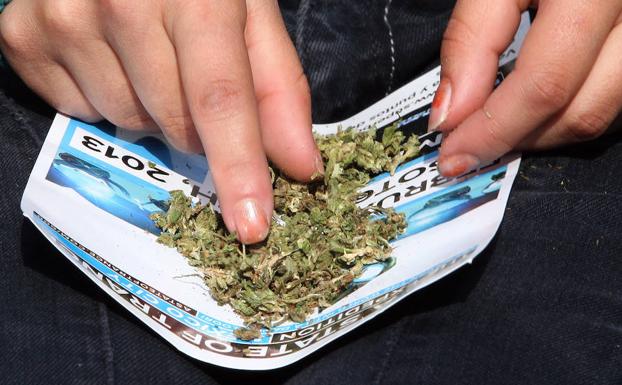 Una mujer se prepara para consumir marihuana en México.