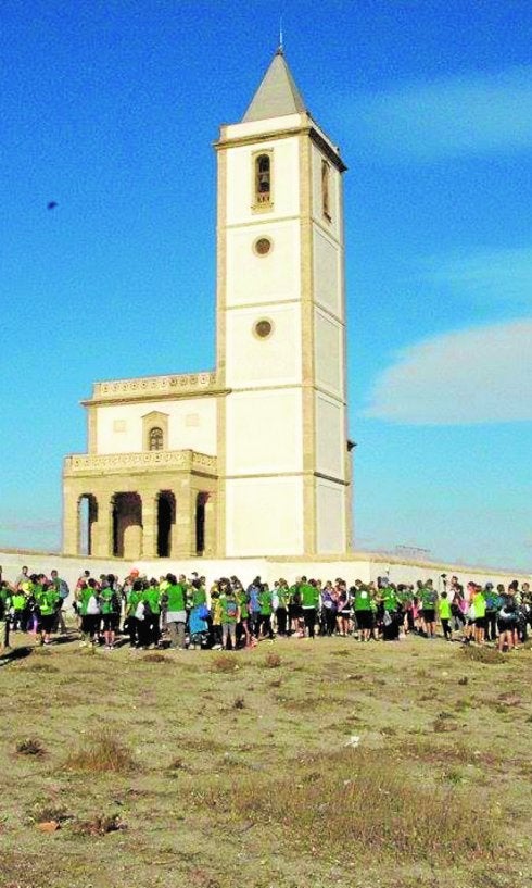 La Iglesia de Las Salinas, un símbolo rodeado de senderistas.