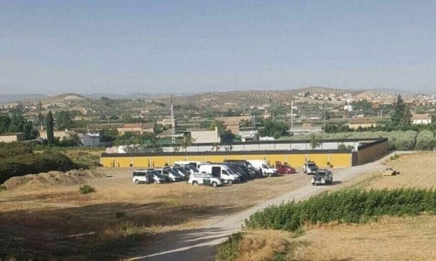 Coches oficiales de Guardia Civil, y otros sin distintivos, durante la operación en Alhendín./IDEAL