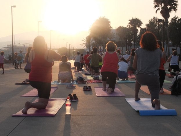 Algunos de los participantes de esta actividad de de yoga, realizada el pasado jueves.