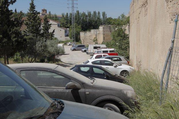 Los vecinos llevan años con denuncias sobre la situación alegal de un aparcamiento que amenaza a la muralla.