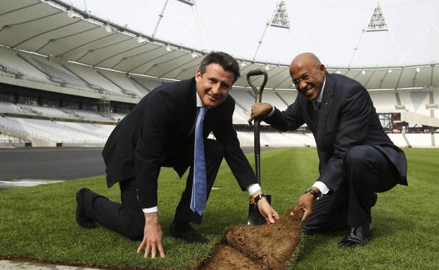 Frankie Fredericks (d) junto a Sebastian Coe en el estadio olímpico de Londres. /Afp