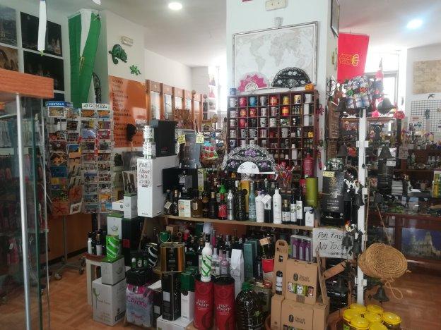 En el comercio 'Oleoteca Jaén' se muestra la variedad de aceites de la provincia.