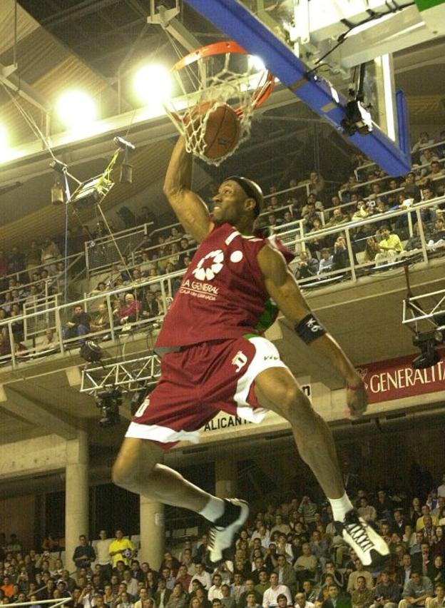 Ward machaca con elasticidad el aro del Pabellón Pedro Ferrándiz en el concurso que ganó en 2003.