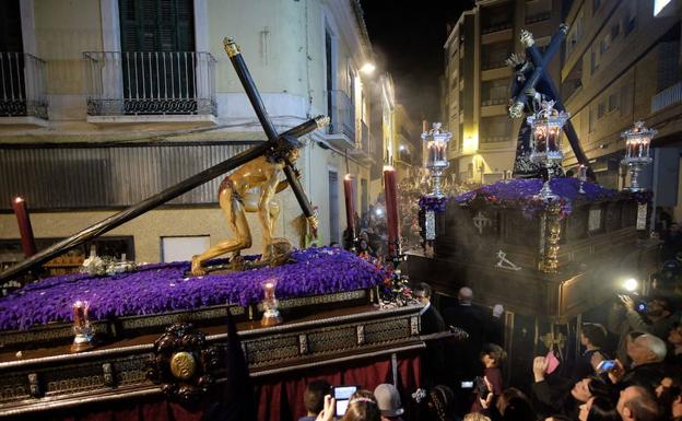 Jesús de la Pasión y el Nazareno se cruzan, el Jueves Santo, en las calles de Motril.
