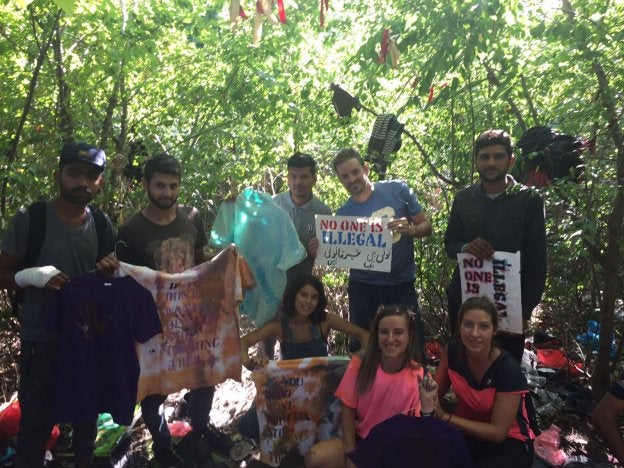Víctor -con el cartel de 'No one is illegal'- posa junto a otros cooperantes y refugiados en la zona de Subótica.