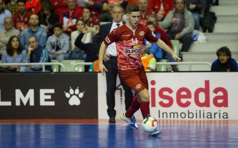 Fernando Aguilera conduce el esférico en un partido de ElPozo.