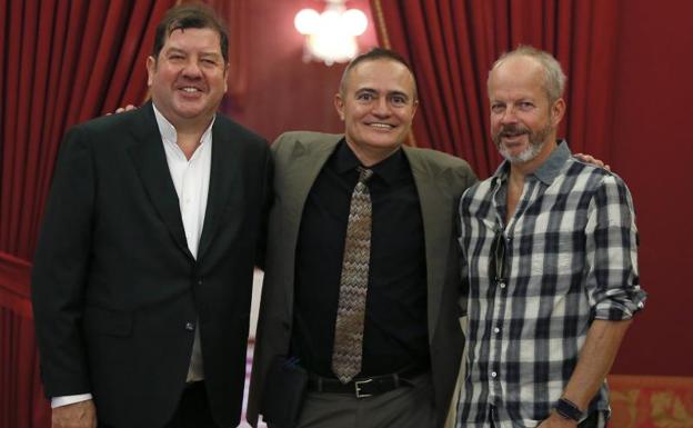 El director musical del Teatro Real, Ivor Bolton, acompañado de los directores artístico, Joan Matabosch, y de escena, Claus Guth.