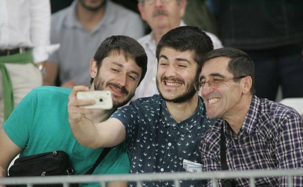 Imagen de archivo de aficionados al fútbol en el estadio Juegos del Mediterráneo