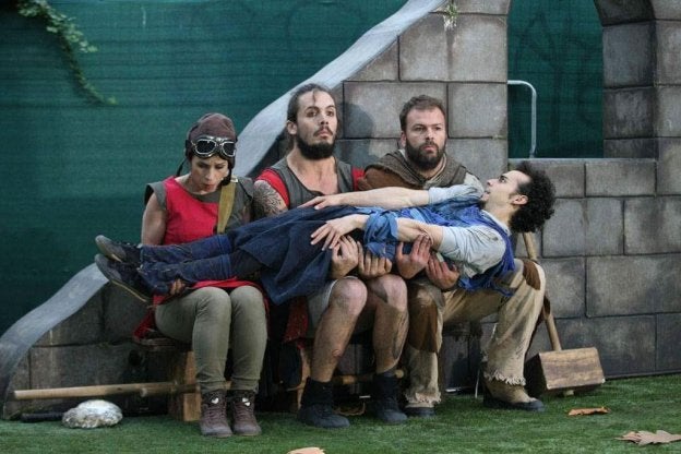Miguel Moreno 'Bolo' (primero sentado por la derecha) junto a los miembros de la compañía.