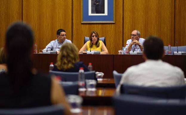 Susana Díaz durante su intervención ante el grupo socialista en el Parlamento.