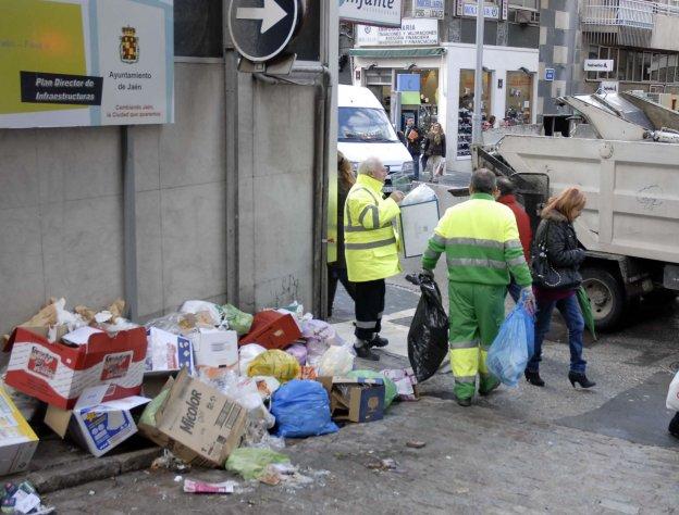 Finalización de la huelga que los operarios del servicio de limpieza y recogida de la basura llevaron a cabo en 2010 en Jaén capital.