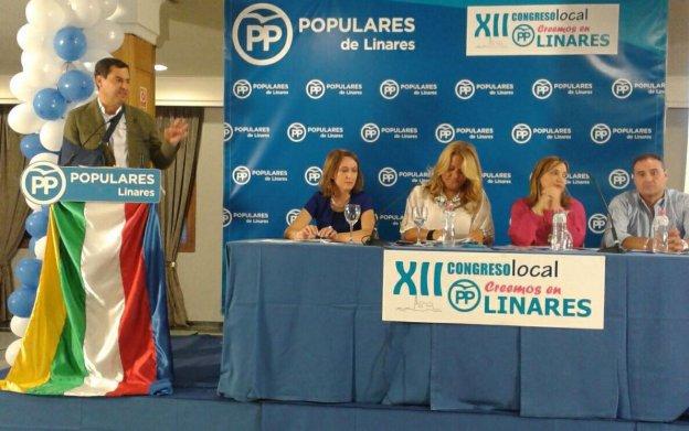 Juanma Moreno se dirige a los asistentes al congreso en Linares.
