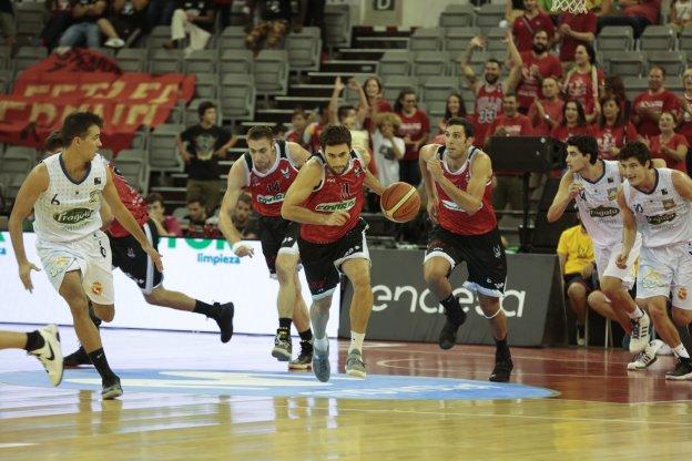 Manu Rodríguez inicia un contragolpe del Covirán, con Torres (izquierda) y Bortolussi de acompañantes.