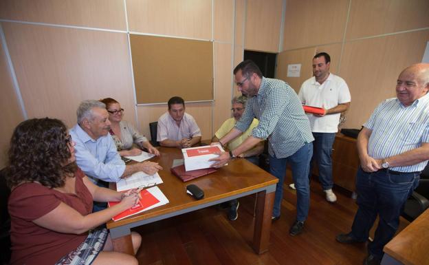 Los representantes de los precandidatos, durante la entrega de los avales.