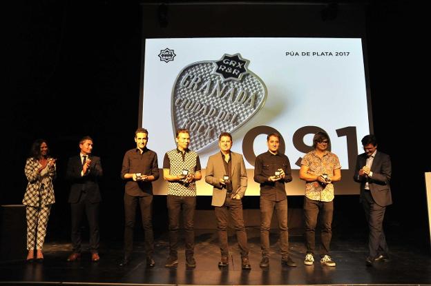 Los cincos componentes de la banda granadina 091, sobre el escenario, acompañados por el alcalde Francisco Cuenca (PSOE) y los ediles Rocío Díaz (PP) y Manuel Olivares (C's)./J. J. G.