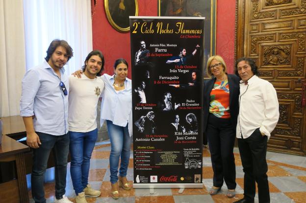 Algunos de los artistas, con la concejala de Cultura./J. A. M.