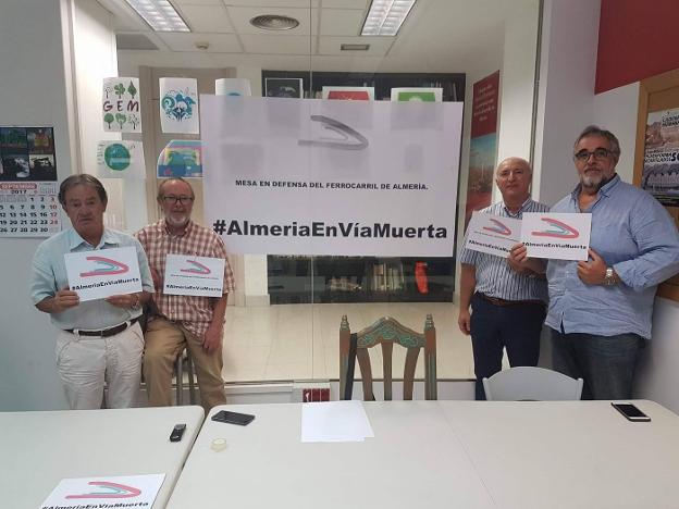 Miembros de la Mesa del Tren posan con los carteles de la nueva campaña./F. G.