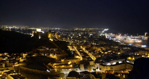 El Conjunto Monumental de la Alcazaba con uno de sus flancos apagados. /IDEAL