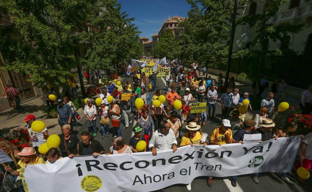 Convocan nuevas marchas y prometen subir la contundencia para conseguir un AVE a Granada soterrado
