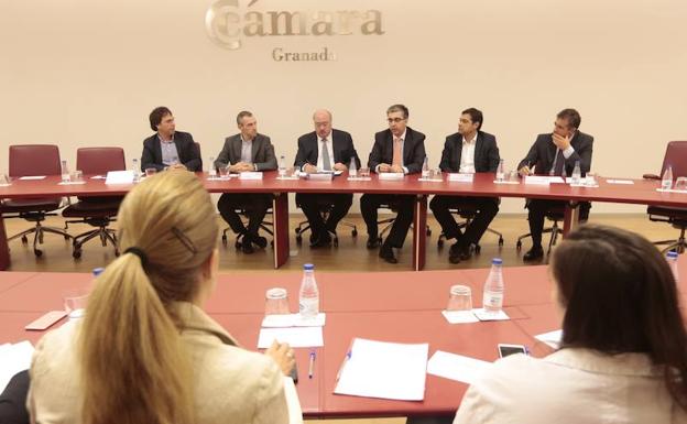 El director de IDEAL, Eduardo Peralta (tercero por la izquierda), dirige el debate con los ponentes. /ALFREDO AGUILAR