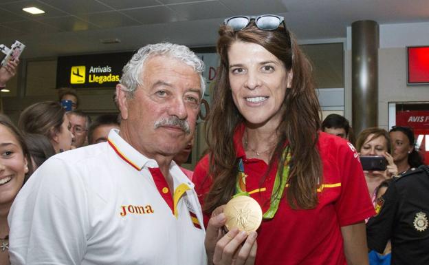 Ruth Beitia, con su entrenador, a su llegada de Río. /Efe