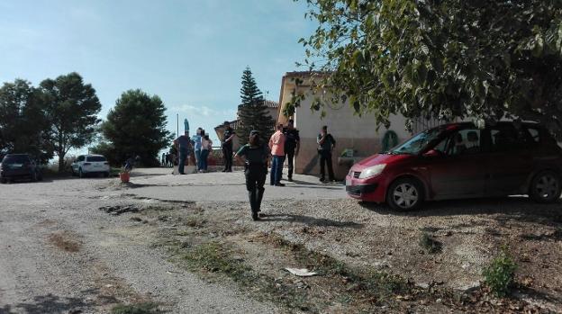 Varios agentes de la Guardia Civil custodian el escenario del crimen, un cortijo en la barriada de Burjulú, en Cuevas del Almanzora./J.S.