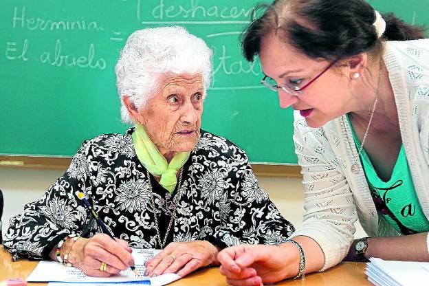 Julia recibe las explicaciones de su profesora Esther./TXEMA RODRÍGUEZ