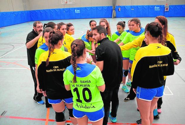 Las jugadoras del CBM Bahía de Almería se reúnen en torno a su entrenador, Agustín Collado./IDEAL
