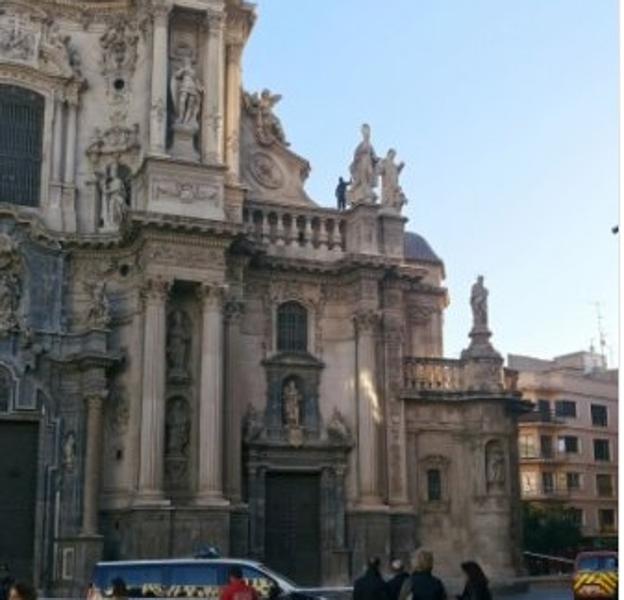 Un hombre se sube a la catedral de Murcia y exige 3.000 euros y "un bocadillo"